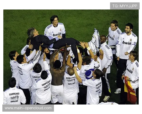 “亚马尔进球后与队友相拥，巴萨更衣室狂欢瞬间”