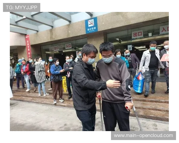 81岁热刺前主帅普拉特摔倒住院两周，现已出院回家